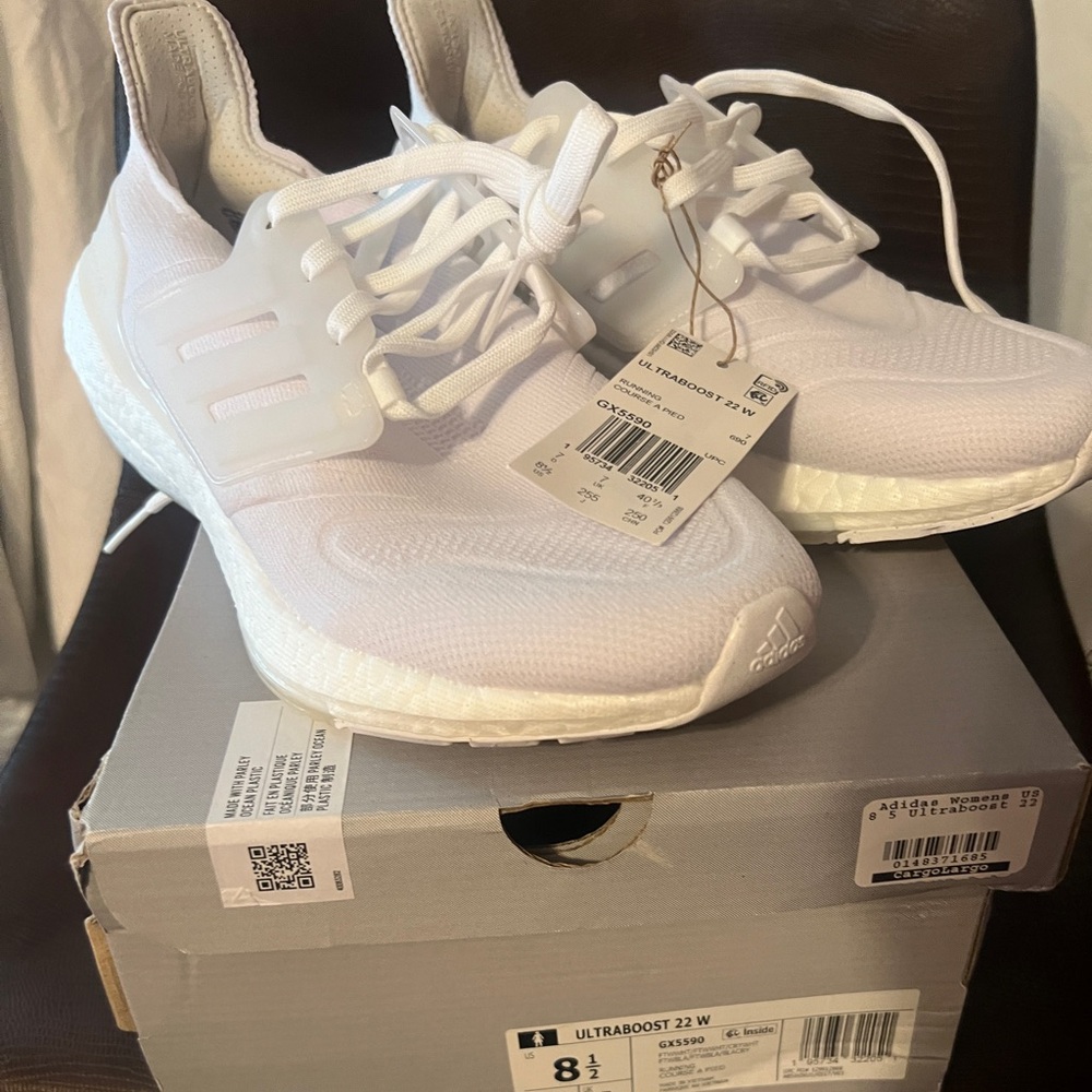 Adidas ultraboost 22 size 8 1/2 brand new